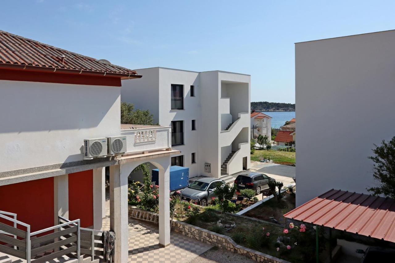 Apartments And Rooms By The Sea Banjol, Rab - 19692 外观 照片